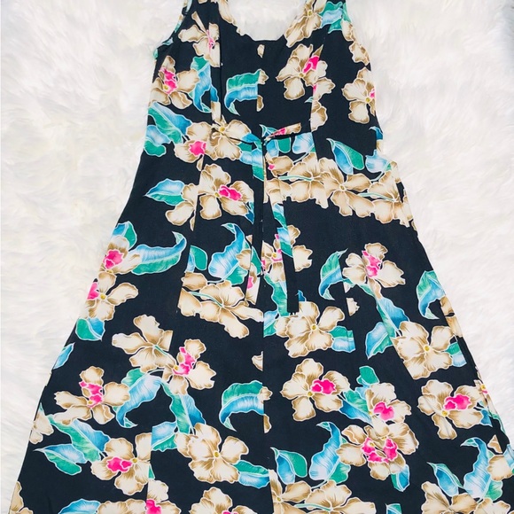 Darian Vintage Floral Dress: V-neck/Sleeveless/Button up - Picture 4 of 5